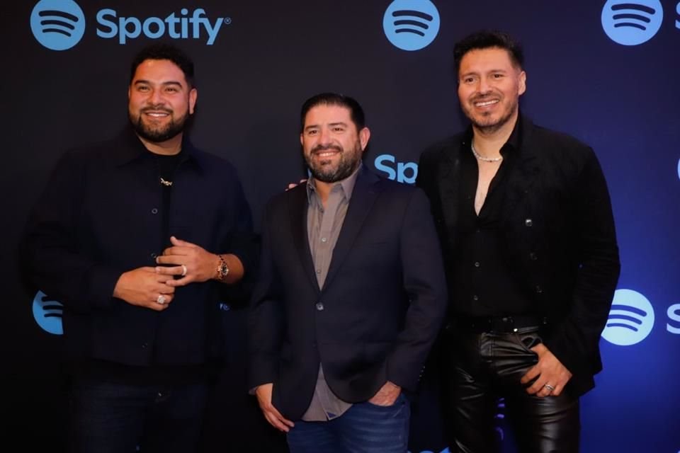 También la Banda MS le puso el toque mexicano a la velada.