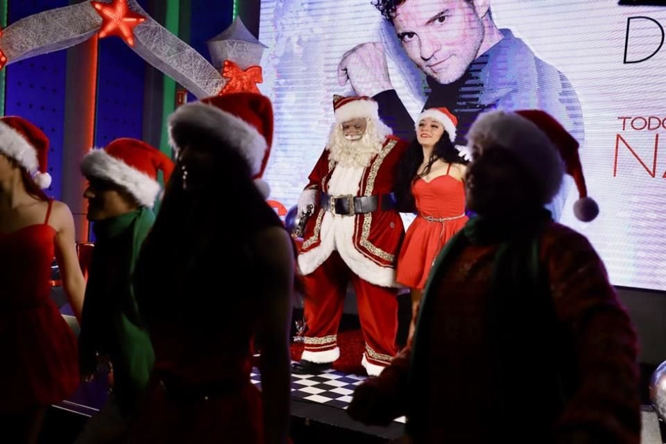 El lanzamiento fue acompañado por un emotivo ballet junto a Santa Claus, que bailaron la canción 'Todo es Posible en Navidad'.