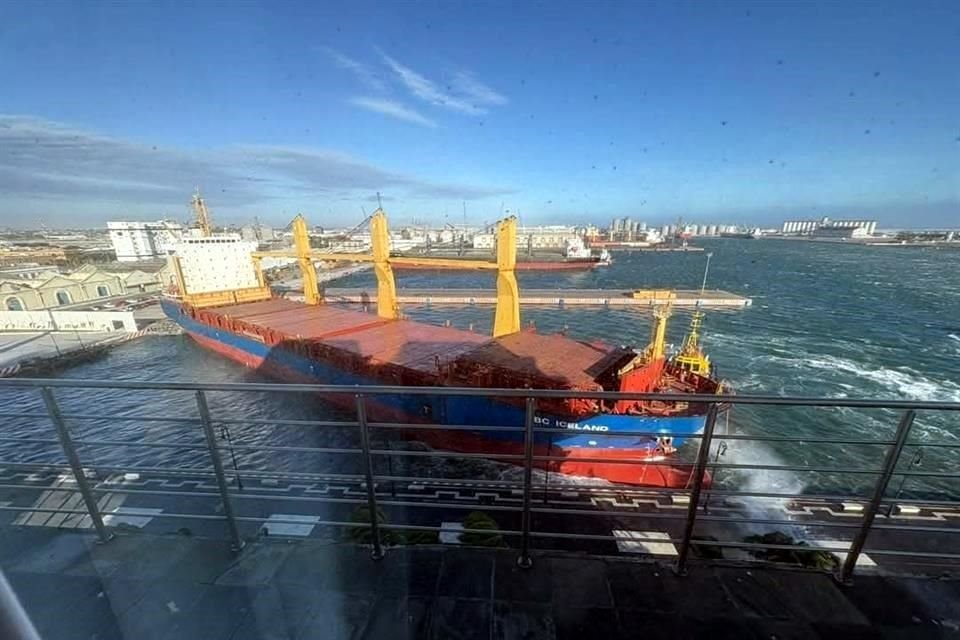 Un barco de gran tonelaje de color naranja con azul con el nombre BBC Iceland se impactó sobre el malecón de Veracruz.