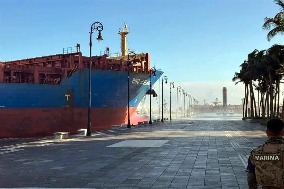 Fuertes rachas de viento ocasionados por el Frente Frío número 14 provocaron que un buque de carga se soltara de sus amarres y chocara contra el malecón en Veracruz.