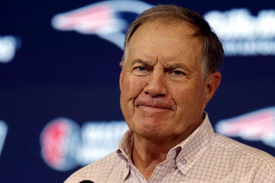 Bill Belichick, seis veces ganador del Super Bowl, será el nuevo entrenador en jefe de la Universidad de Carolina del Norte.