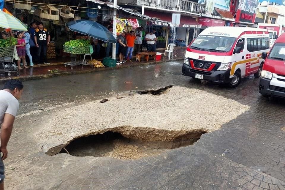 Frente al Tianguis Campesino 'Jesús Taracena Martínez', sobre el Boulevard Adolfo Ruiz Cortines, se abrió un socavón de más de dos metros de largo y al menos 30 centímetros de profundidad.