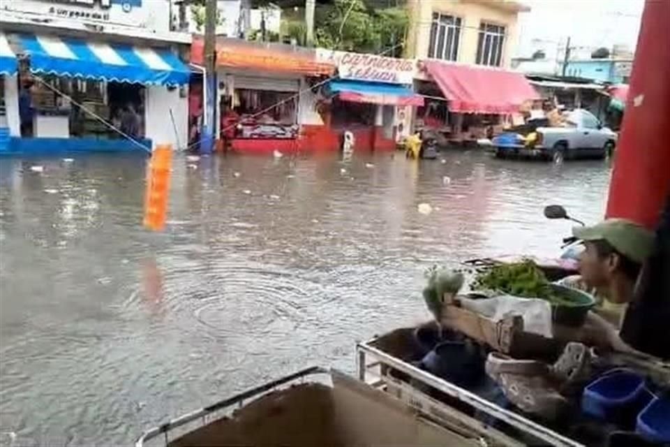 Las fuertes lluvias que acompañan al Frente Frío número 14 dejaron diversas afectaciones en Villahermosa, Tabasco.