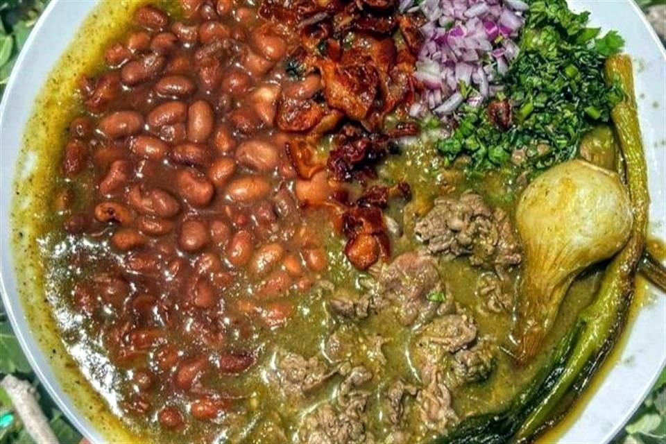 La carne en su jugo puede acompañarse con frijolitos, verdurita y tortillas doraditas.