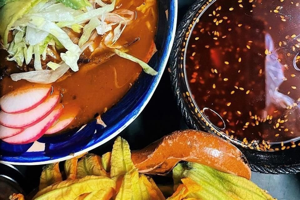 El tradicional pozole en todas sus presentaciones es un platillo que no puede faltar para esta época navideña.