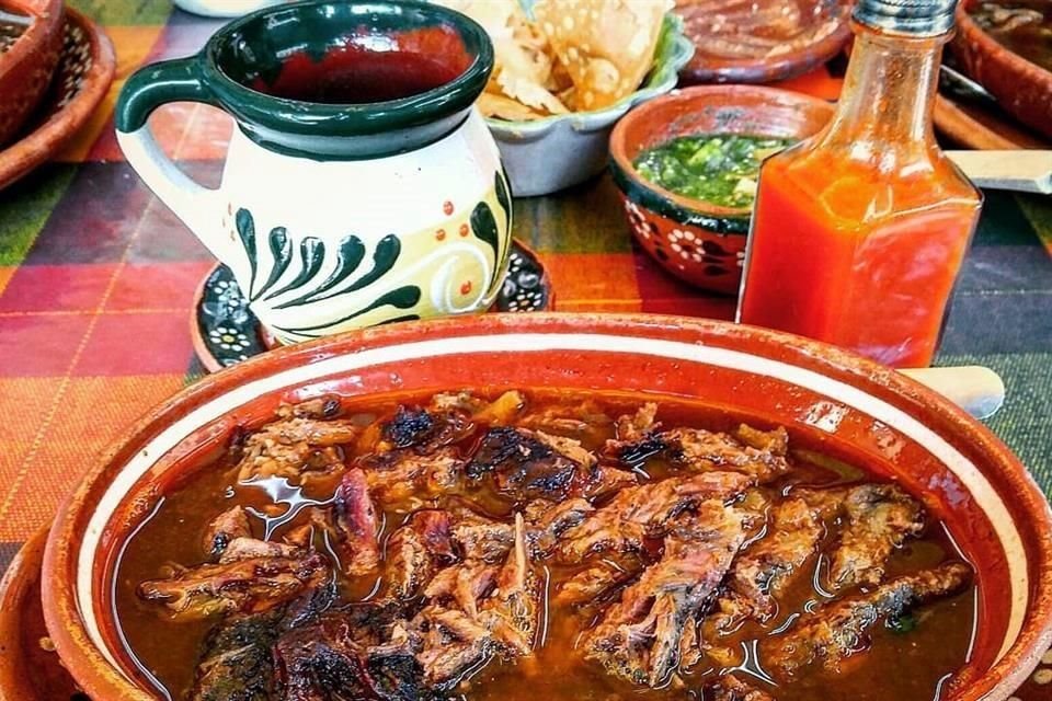 ¿No te convencen los platillos anteriores?  La birria tatemada de borrego, chivo o becerro te hará comer ilimitadamente con tortillas hechas a mano y un buen consomé.