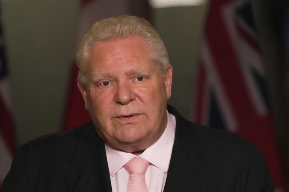 El Primer Ministro de Ontario, Doug Ford, habla con medios afuera de su oficina.