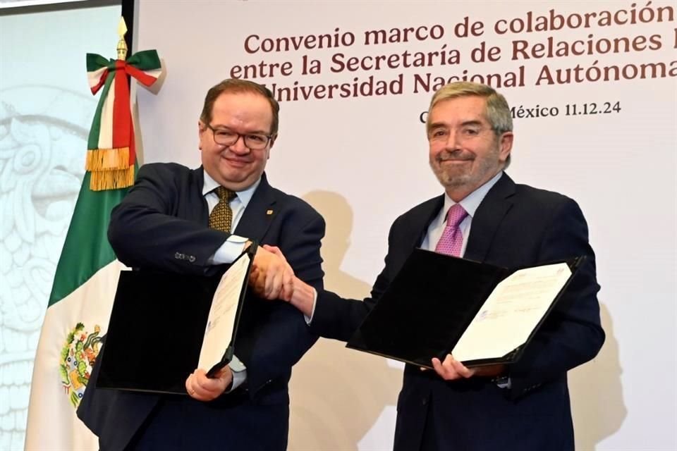 El Rector de la UNAM, Leonardo Lomelí y el titular de la Secretaría de Relaciones Exteriores (SRE), Juan Ramón de la Fuente firmaron un convenio para ayudar a migrantes mexicanos en EU.