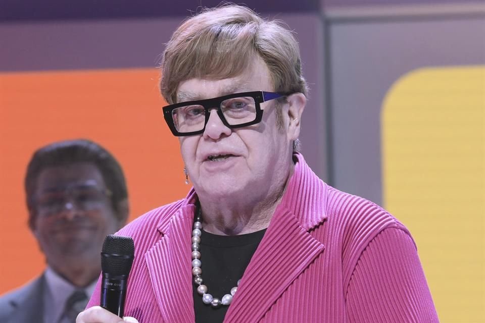 Elton John criticó la legalización de la marihuana en EU y Canadá; lo considera 'uno de los mayores errores de todos los tiempos'.