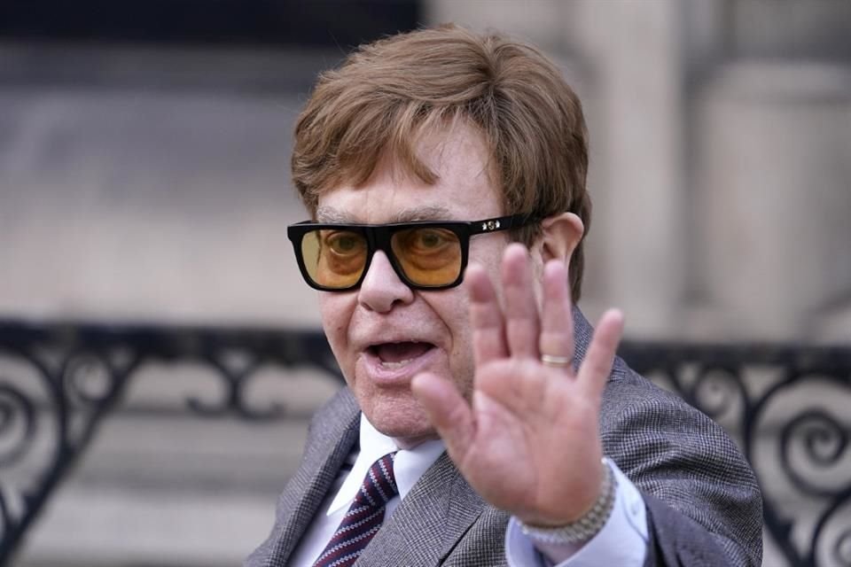 Elton John se ha mantenido sobrio desde 1990.