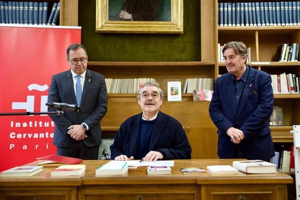 Alfonso Prada, Embajador de Colombia en Francia; Gonzalo García Barcha, hijo de Gabriel García Márquez, y Luis García Montero, director del Instituto Cervantes durante la ceremonia de donación de los libros.