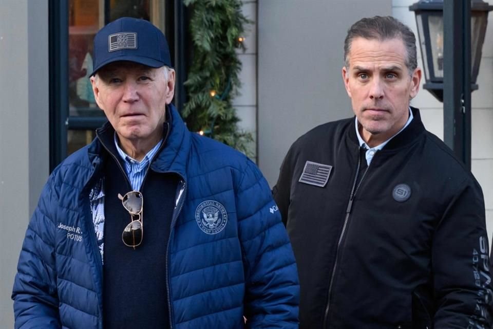 El Presidente de Estados Unidos, Joe Biden y su hijo Hunter salen de una librería en Massachusetts el 29 de noviembre del 2024.