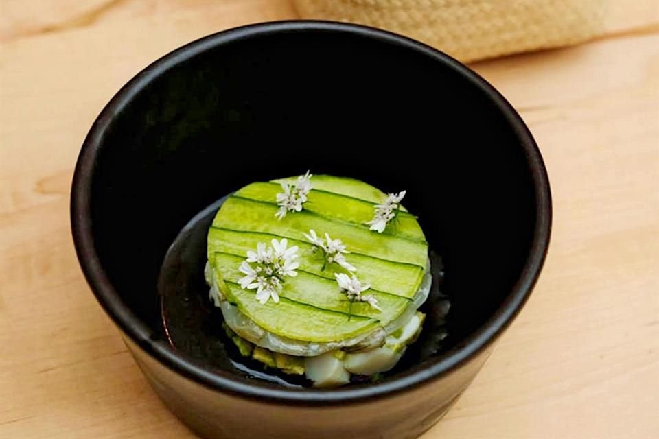 El crudo de aguachile es uno de los más pedidos del menú.