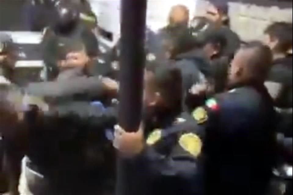 Usuarios de redes compartieron videos del momento en el que policías detienen el sonidero; señalan que agentes iniciaron las agresiones.