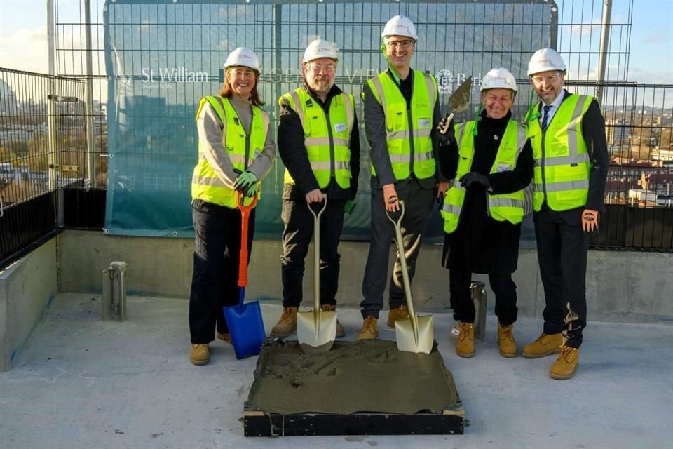 Los arquitectos colocaron en la azotea la placa que marca la inauguración del edificio.