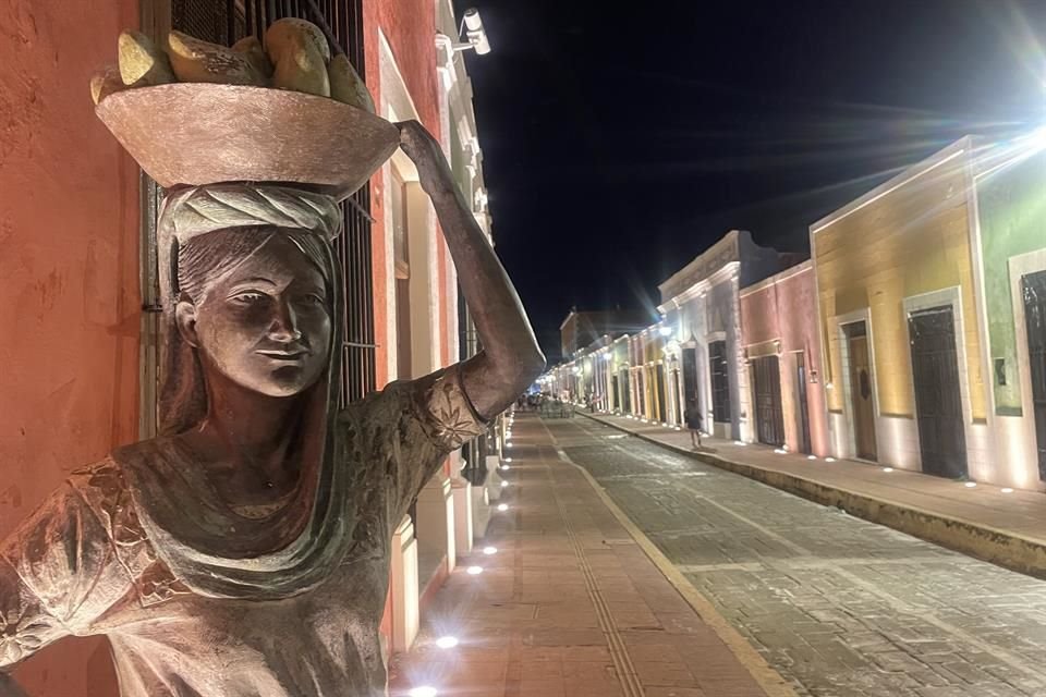 'La Vendedora de Mangos' es una escultura que se encuentra en la famosa Calle 59. Centro Histórico de San Francisco de Campeche encontrarás otras obras que representan a vendedores de antaño.