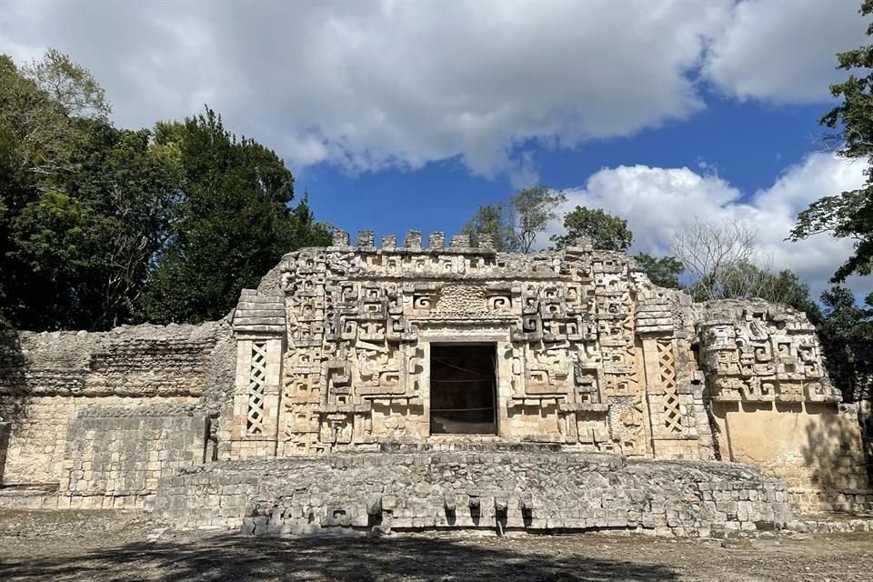 El Sitio Arqueológico de Hochob, de medianas dimensiones, está sobre una colina, y la entrada de su edificio principal representa un mascarón con una gran boca abierta: el Monstruo de la Tierra.