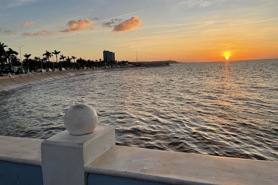 En el malecón de la capital pueden observarse increíbles atardeceres, por lo que es un punto de reunión obligado para turistas y locales.