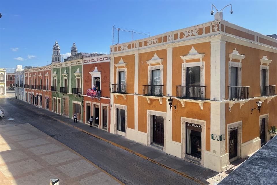 Esta ciudad amurallada también se caracteriza por su colorida y brillante arquitectura colonial, por lo que su centro histórico es Patrimonio Cultural de la Humanidad.