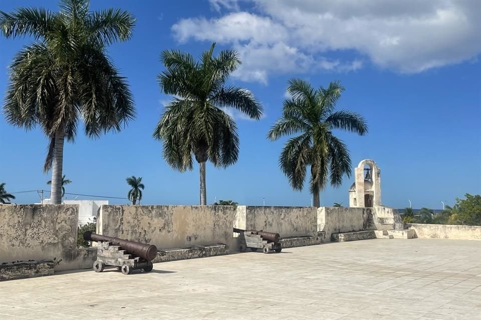 El de San Carlos es uno de los ocho baluartes originales con los que contaba la ciudad. Ahora alberga el Museo de la Ciudad, y en él puedes conocer los calabozos donde encerraban a los piratas.