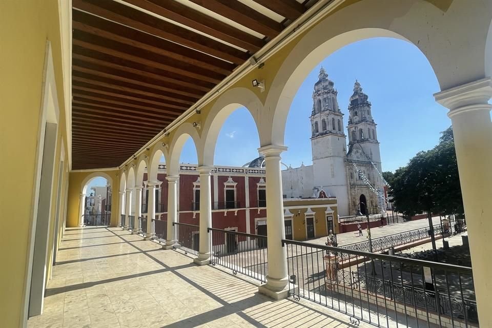 Ubicada frente a la plaza principal dentro de la fortificación campechana, la Catedral de Nuestra Señora de la Inmaculada Concepción representa el estilo barroco de la ciudad.