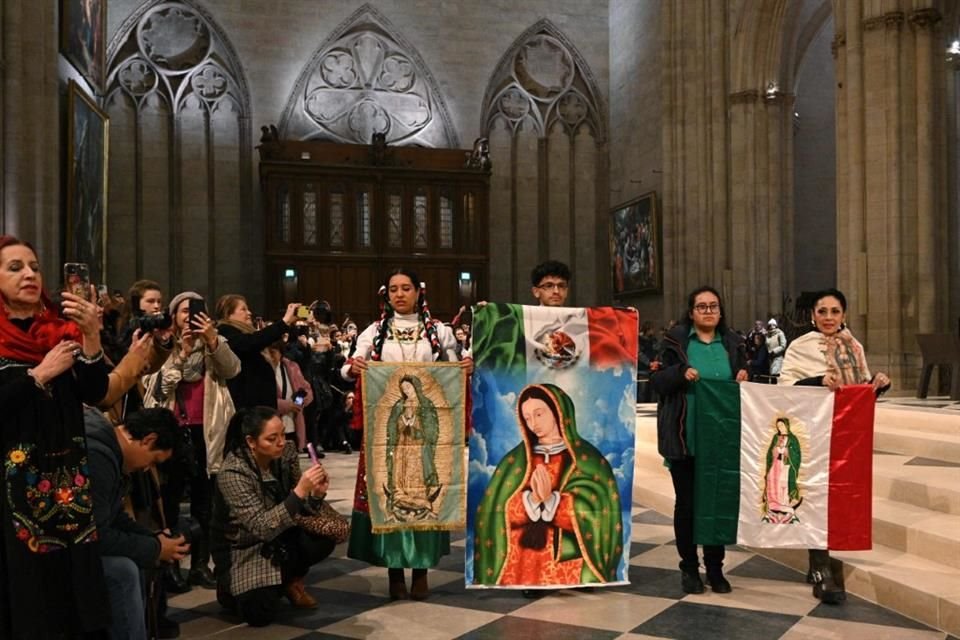 Creyentes celebran a la Virgen de Guadalupe en Notre-Dame, en París, el 12 de diciembre.