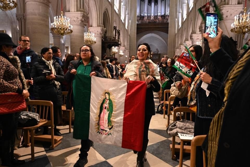 Creyentes celebran a la Virgen de Guadalupe en Notre-Dame, en París, el 12 de diciembre.