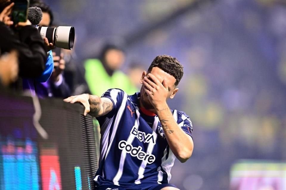 La salida por lesión de Lucas Ocampos mermó el ataque de los Rayados.