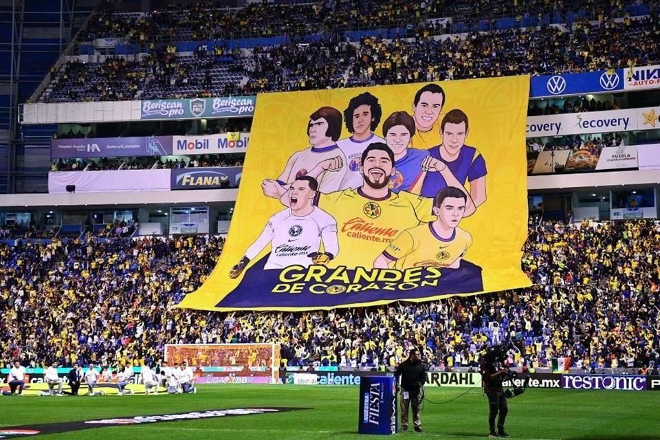 En una de las cabeceras, los hinchas desplejaron este tifo.