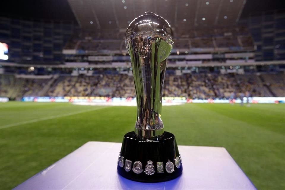 El trofeo del Apertura 2024 estuvo presente en la Final de Ida, el cual será entregado al vencedor del próximo domingo en Monterrey.