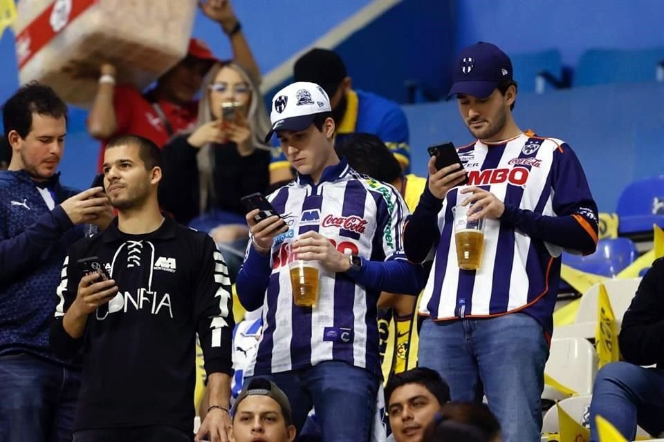 Los aficionados de Rayados se hicieron presentes en la Angelópolis para el partido de Ida.