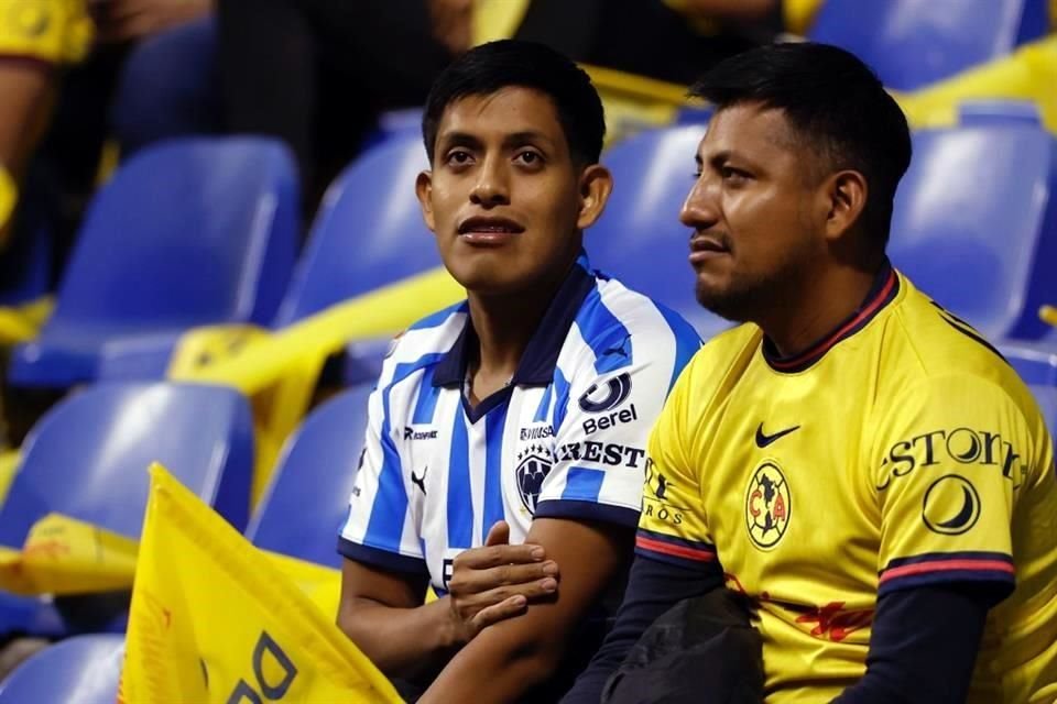 Americanistas y Rayados compartieron lugares en el Estadio Cuauhtémoc de Puebla.