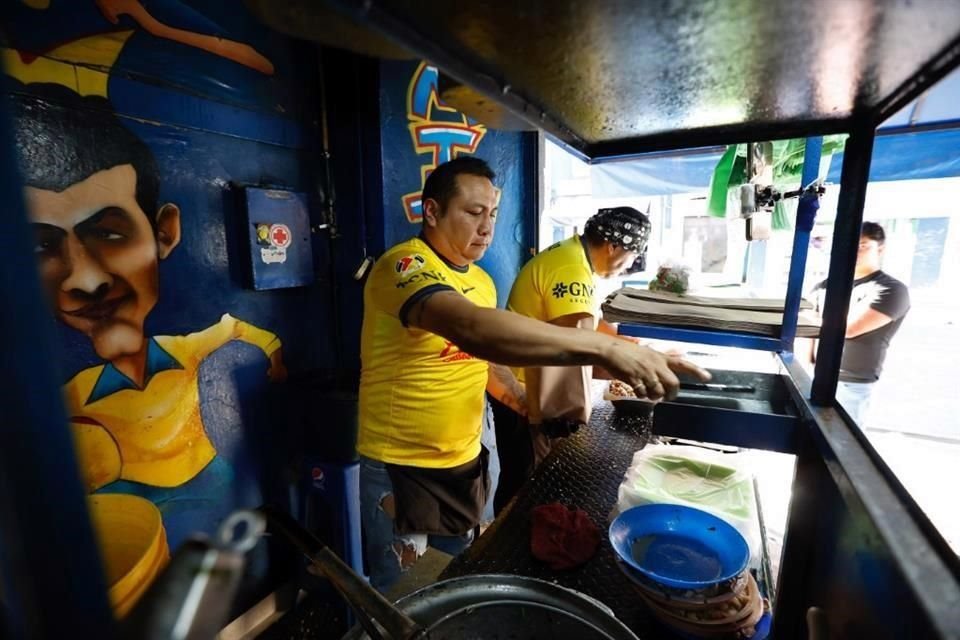 Antes del partido, algunos pasaron por el puesto de las cemitas americanistas en Puebla.