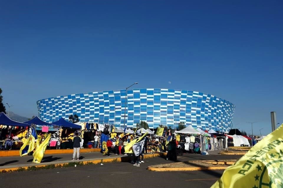 La vendimia habitual a las afueras del recinto no podía faltar, banderas, jerseys y souvenirs hicieron su aparición.