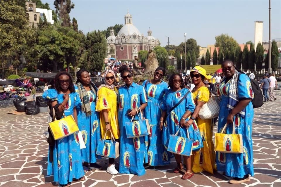 De África. Ciudadanas de Costa de Marfil visitaron la Basílica con atuendos estampados con la imagen de la Virgen.