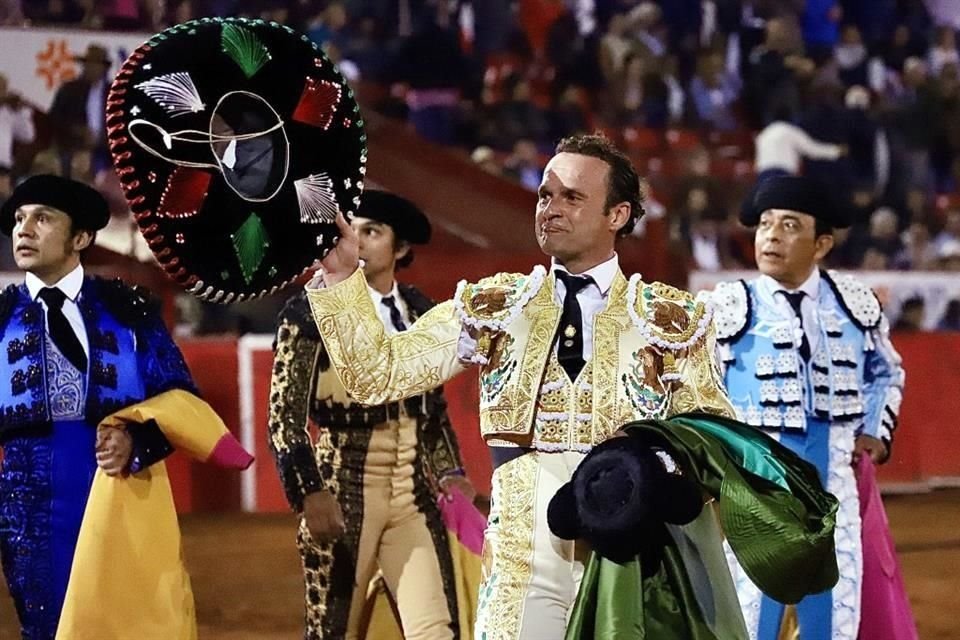 El español Antonio Ferrera dio vuelta al ruedo con su primer toro y en el segundo escuchó un aviso.