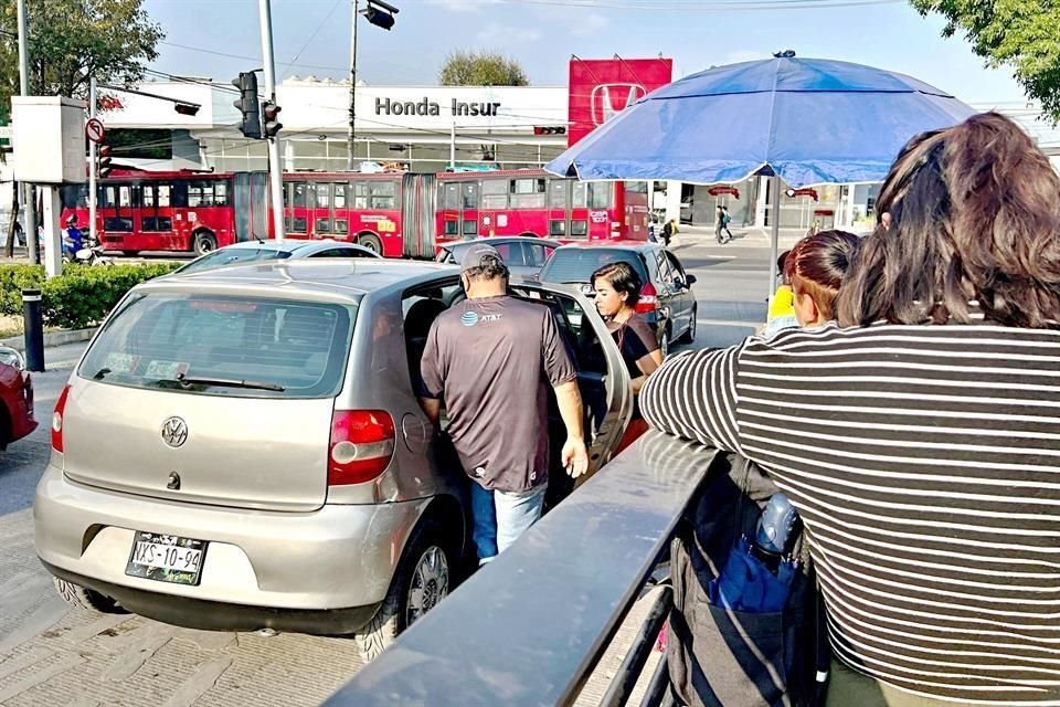 Automóviles sin placas para operar como taxis recogen a los usuarios que salen del Metrobús.