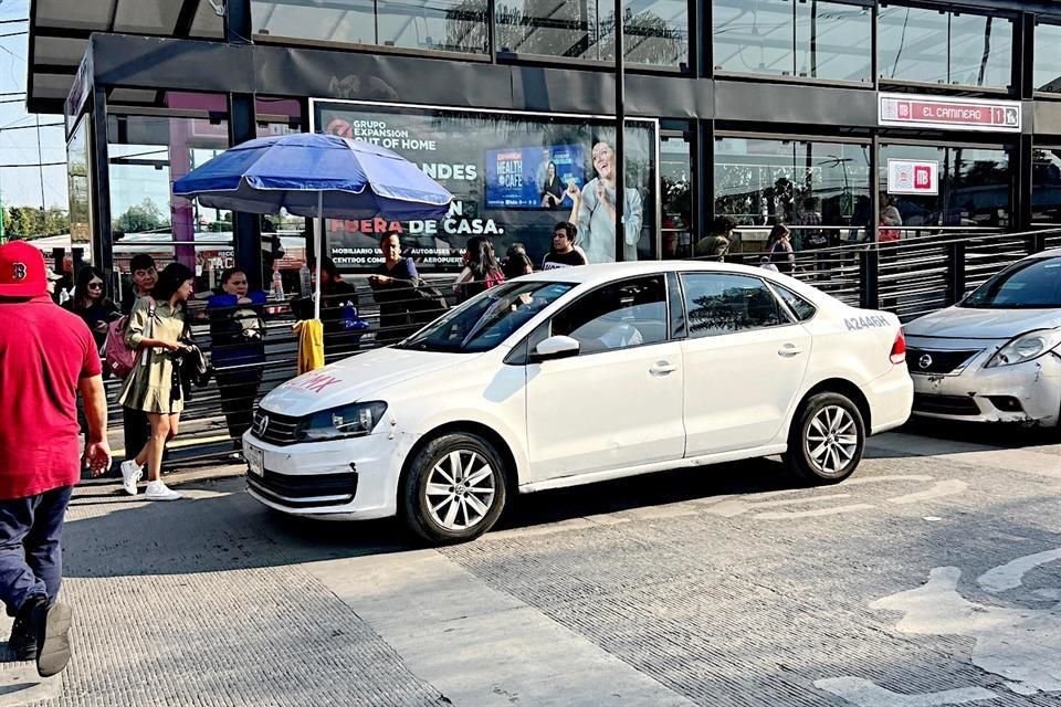 Una base de taxis irregulares opera en la rampa de salida de la estación del Metrobús El Caminero.