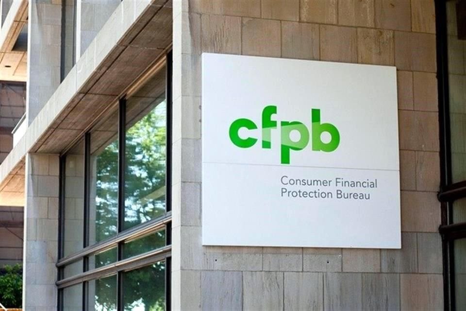 Aunque se han reducido las tarifas por sobregiro en la última década, los bancos más grandes del país aún recaudan unos 8 mil millones de dólares en estos cargos cada año, según datos de la CFPB.