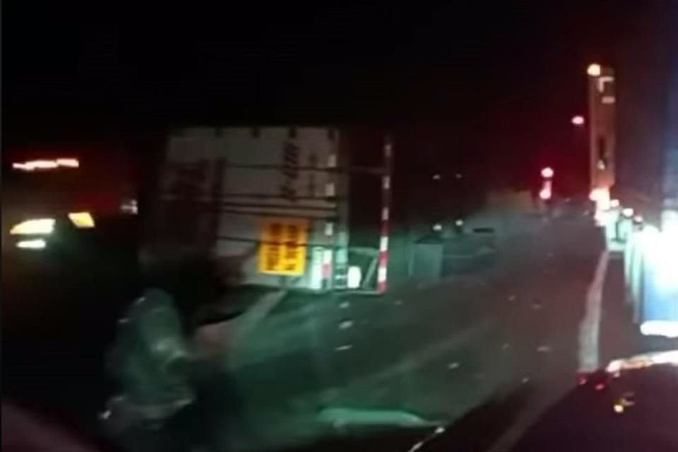 La volcadura ocurrió sobre el kilómetro 234 de la Carretera 57, en el carril izquierdo de norte a sur.