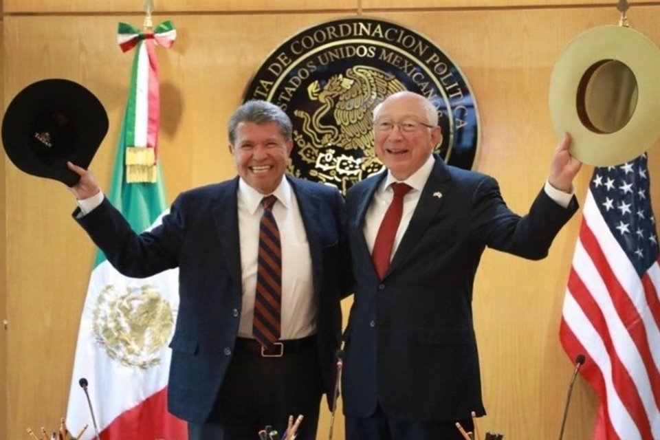 Ken Salazar, Embajador de EU en México que dejará cargo el próximo mes, se reunió con diputado Ricardo Monreal para despedirse.