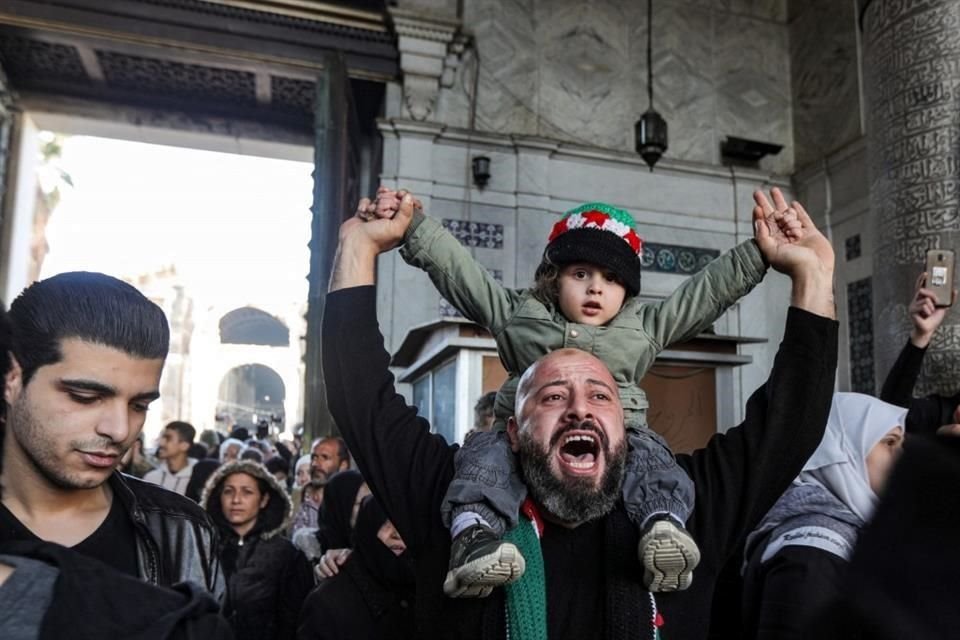 El líder de HTS, Ahmad al-Sharaa, anteriormente conocido como Abu Mohammed al-Golani, apareció en un mensaje de video felicitando 'al gran pueblo sirio por la victoria de la bendita revolución'.