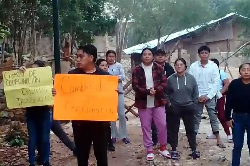 Desde el 11 de noviembre, los alumnos, padres de familia y ejidatarias que donaron el terreno para la universidad que abrieron en 2019 montaron un plantón afuera de la escuela.