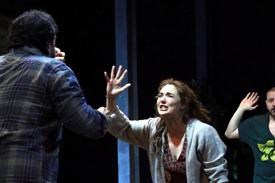 La puesta en escena, protagonizada por Antonio Vega, Itari Marta y Roberto Cavazos, logra mantener al público absolutamente intrigado sobre qué pasó.