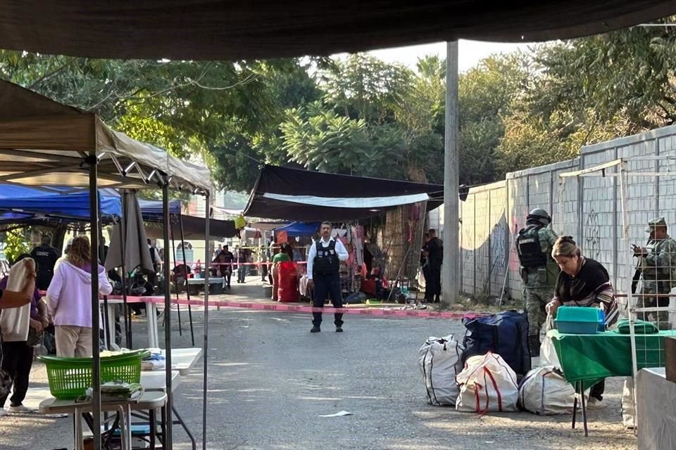 Un hombre fue asesinado y dos más heridos en un tianguis de la Colonia Vicente Estrada Cajigal, en Cuernavaca, Morelos.