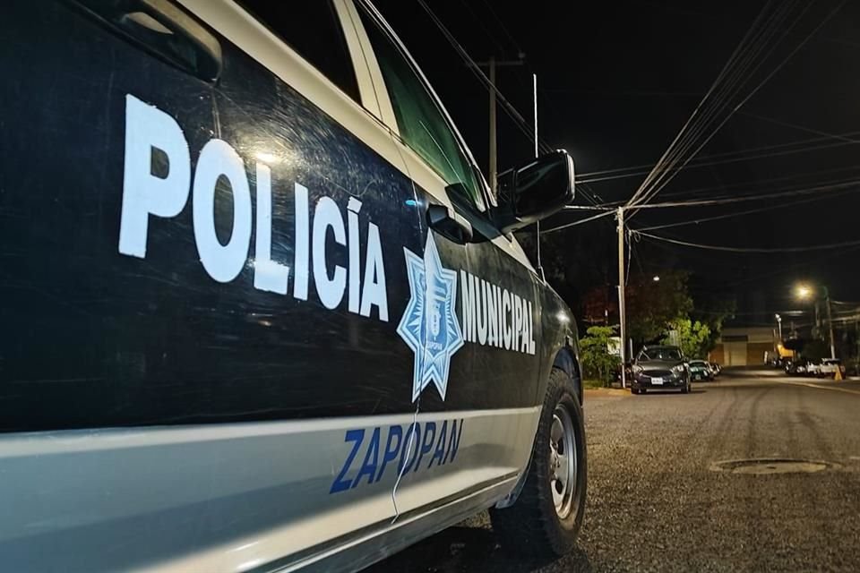 Al sitio acudió personal de la Policía del Municipio, donde localizaron los restos. Solicitaron que paramédicos apoyaran para hacer la primera inspección del bulto.