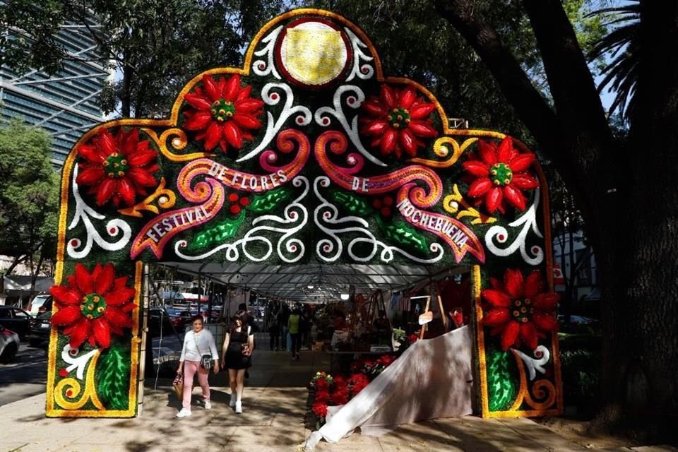 El Festival de Flores de Nochebuena se encuentra instalado en Paseo de la Reforma.