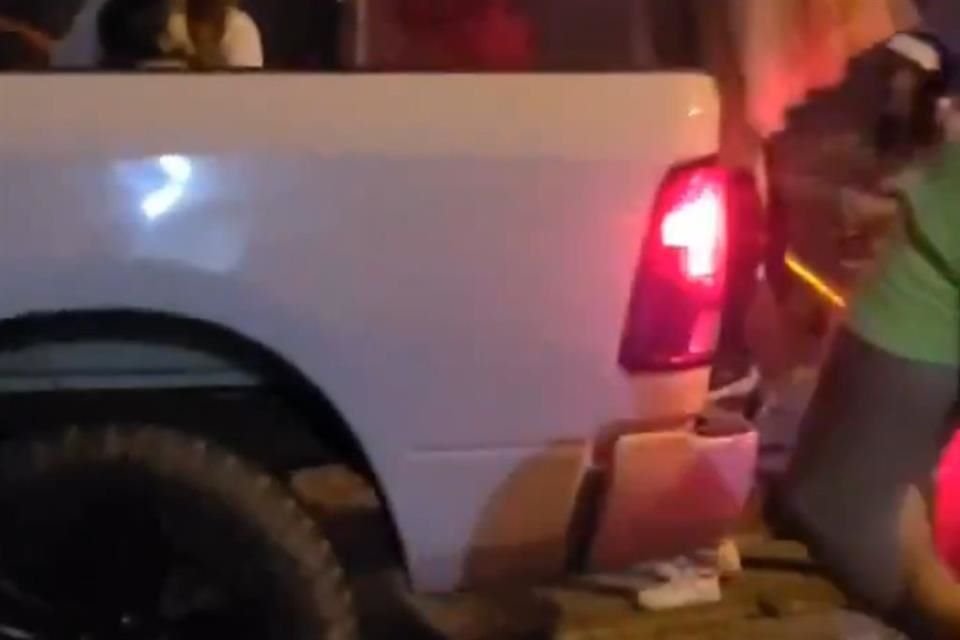 Una camioneta atropelló a los participantes de una caravana navideña, en donde se reportan dos personas fallecidas y al menos 12 lesionadas.