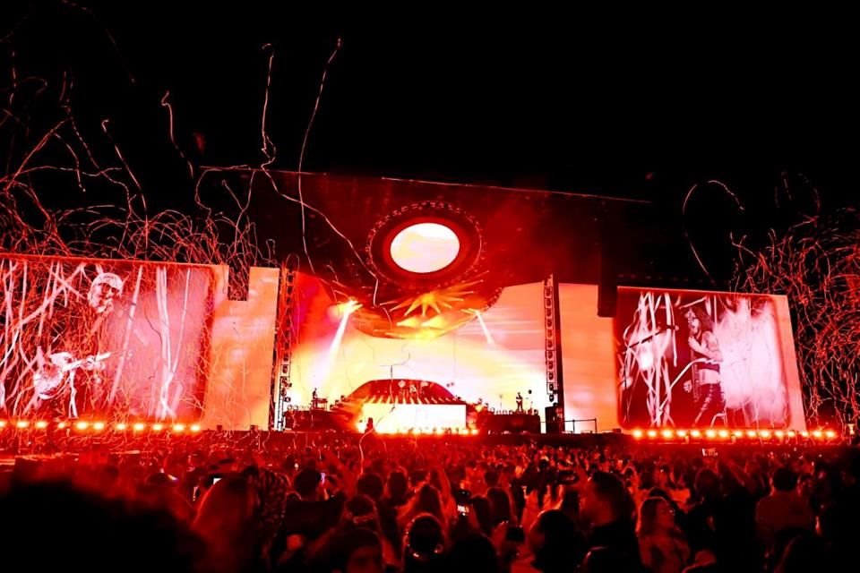 Los asistentes dedicaron 'Las Mañanitas' a los colombianos.