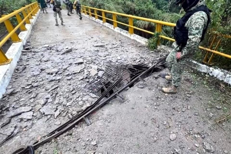 En el puente quedó un boquete con cuarteaduras, varillas expuestas y trozos de concreto regados. De momento ha sido cerrado para evitar incidentes.